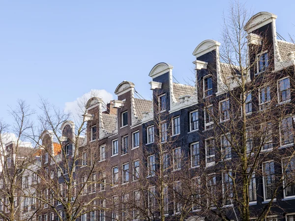 AMSTERDAM, PAÍSES BAJOS el 27 de marzo de 2016. Detalles arquitectónicos típicos de las casas XVII-XVIII de construcción — Foto de Stock