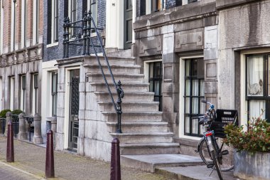 Amsterdam, Hollanda üzerinde 27 Mart 2016. Tipik mimari detaylarını evler XVII-XVIII İnşaat