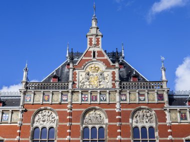 Amsterdam, Hollanda, 27 Mart 2016. Merkez tren istasyonunun binasının mimari detayları