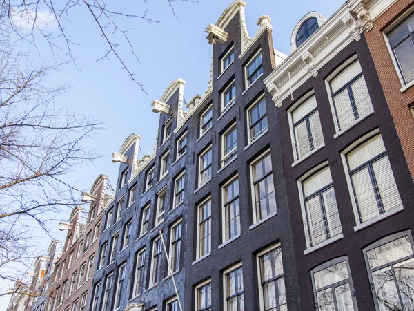 Amsterdam, Holandia na 27 marca 2016. Detale architektoniczne typowe domy Xvii-Xviii budowy — Zdjęcie stockowe