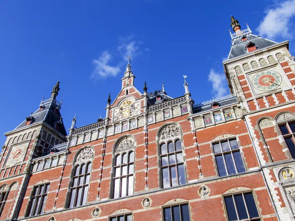 AMSTERDAM, PAYS-BAS, le 27 mars 2016. Détails architecturaux du bâtiment de la gare centrale — Photo