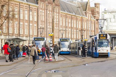 Amsterdam, Hollanda üzerinde 27 Mart 2016. Bahar akşam tipik kent görünümünde. Tramvay caddeden aşağı taşır