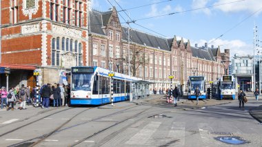 Amsterdam, Hollanda üzerinde 27 Mart 2016. Bahar akşam tipik kent görünümünde. Tramvay caddeden aşağı taşır