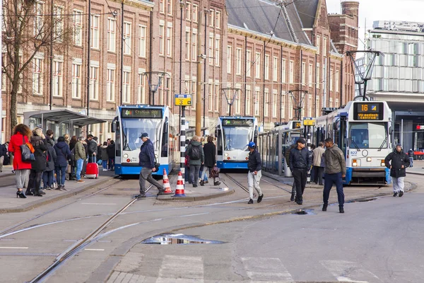 Amsterdam, Nederländerna på 27 mars 2016. Typiska urban Visa på våren kvällen. Spårvagnen går ner på gatan — Stockfoto