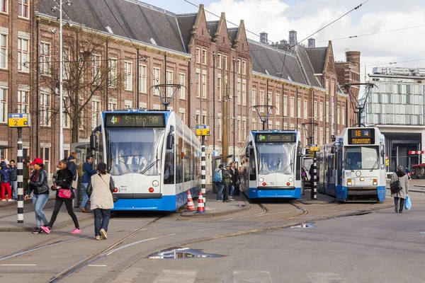 Амстердам, Нідерланди на 27 березня 2016. Типовий урбаністичного вигляду у весняний вечір. Трамвай рухається по вулиці — стокове фото