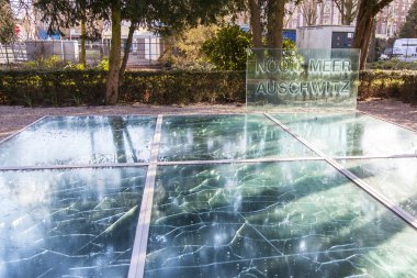 Amsterdam, Hollanda 29 Mart 2016 tarihinde. Bahar öğleden sonra tipik kentsel görünümü. Nazi kampı Aushvitts'te ölülerin anısına bir anıt