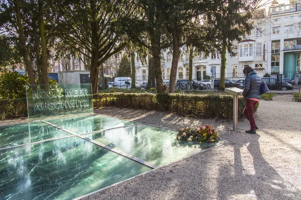 AMESTERDÃO, PAÍSES BAIXOS em 29 de março de 2016. Vista urbana típica na tarde de primavera. Um monumento em memória dos mortos no acampamento nazi Aushvitts — Fotografia de Stock