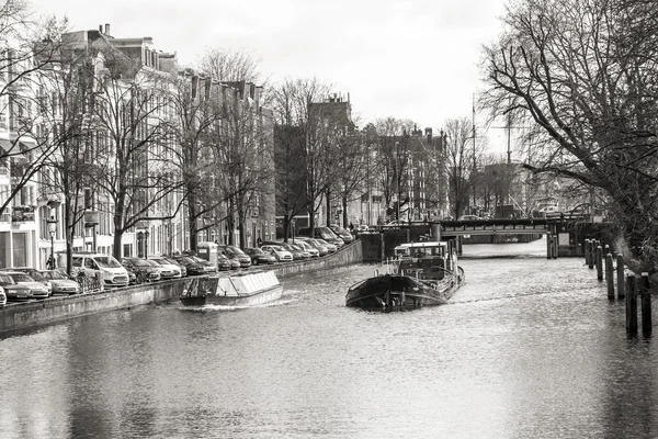 Amsterdam, Nizozemsko 30. března 2016. Typický městský výhled v jarním odpoledni. Budova stavby XVII-XVIII na nábřeží — Stock fotografie
