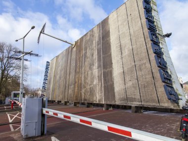 Amsterdam, Hollanda üzerinde 30 Mart 2016. Kanal üzerinden bir modern hareketli köprü