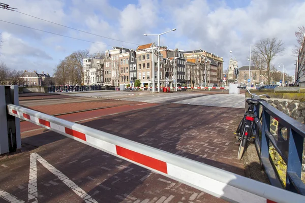 Amsterdam, Nizozemsko na 30 březnu 2016. Moderní pojízdný most přes kanál — Stock fotografie