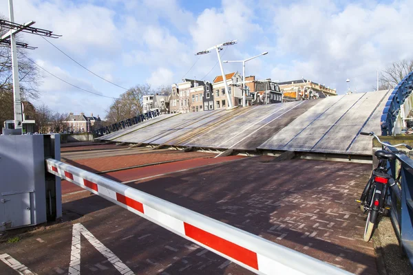 Amsterdam, Nederländerna på 30 mars, 2016. En modern lös bro via kanalen — Stockfoto