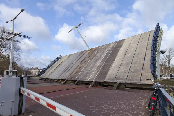 阿姆斯特丹，荷兰在 2016 年 3 月 30 日。通过通道现代可移动的桥梁 — 图库照片