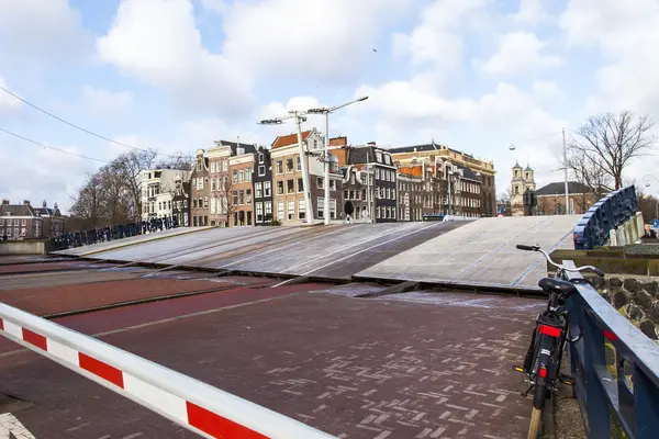 Amsterdam, Nederländerna på 30 mars, 2016. En modern lös bro via kanalen — Stockfoto