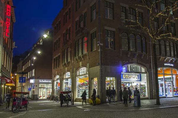 Amsterdam, Nederland op 30 maart 2016. Typisch stedelijke weergave in de avond. — Stockfoto