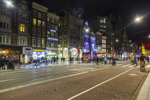 AMSTERDAM, NETHERLANDS on MARCH 30, 2016. Typical urban view in the evening. — Stock Photo, Image