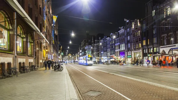 AMSTERDAM, PAÍSES BAJOS 30 DE MARZO DE 2016. Vista urbana típica por la noche . — Foto de Stock