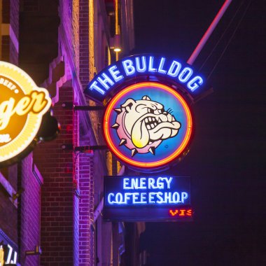 Amsterdam, Hollanda üzerinde 31 Mart 2016. Tipik mimari detaylarını XVII-XVIII inşaat ev sahipliği yapmaktadır. Bir cofeshop iz. Gece görünüm