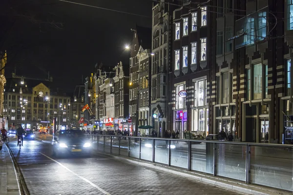Amszterdam, Hollandia-a március 30, 2016-ban. Tipikus városi kilátás, este. — Stock Fotó