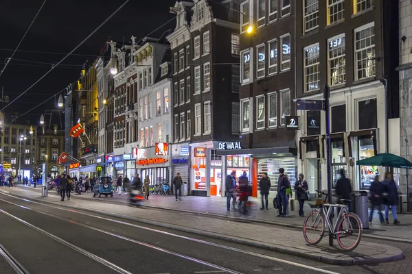 AMSTERDAM, PAÍSES BAJOS 30 DE MARZO DE 2016. Vista urbana típica por la noche . — Foto de Stock