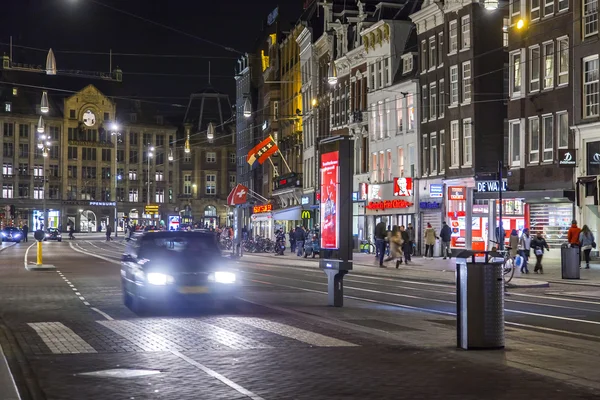 Amszterdam, Hollandia-a március 30, 2016-ban. Tipikus városi kilátás, este. — Stock Fotó