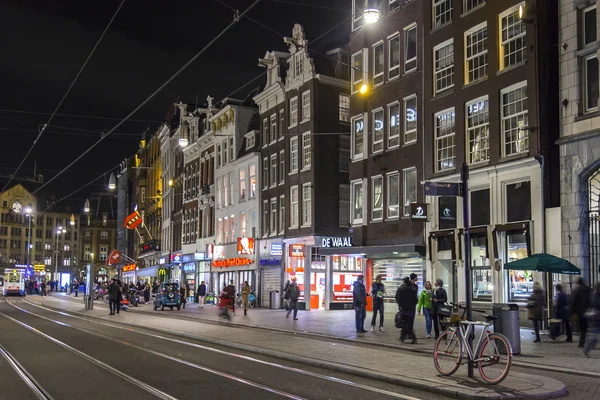 AMSTERDAM, PAÍSES BAJOS 30 DE MARZO DE 2016. Vista urbana típica por la noche . — Foto de Stock