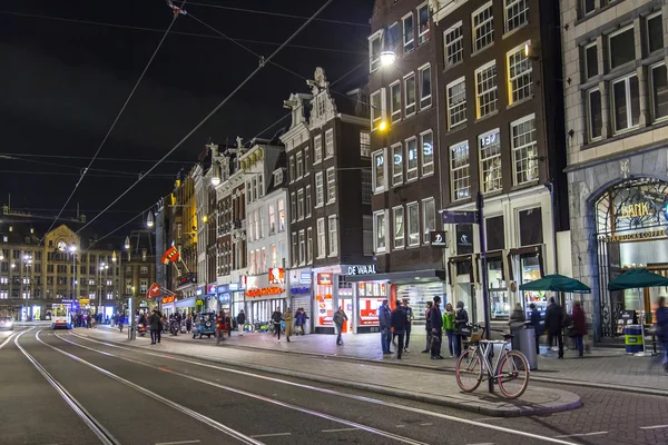 AMSTERDAM, PAÍSES BAJOS 30 DE MARZO DE 2016. Vista urbana típica por la noche . — Foto de Stock