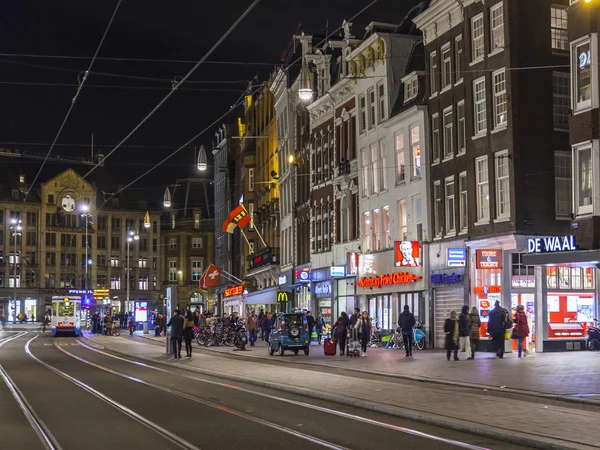 AMSTERDAM, PAÍSES BAJOS 30 DE MARZO DE 2016. Vista urbana típica por la noche . — Foto de Stock