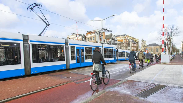 Amsterdam, Holandia, 30 sty 2016. Typowy widok w wiosenne popołudnie. Tramwaj porusza się w dół ulicy — Zdjęcie stockowe