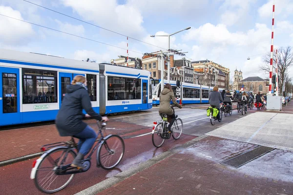 Amsterdam, Nederländerna på 30 mars, 2016. Typiska urban Visa våren på eftermiddagen. Spårvagnen går ner på gatan — Stockfoto