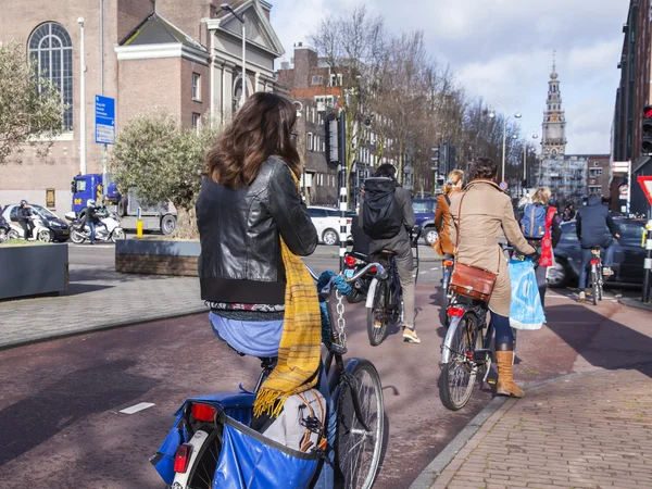 AMSTERDAM, PAÍSES BAJOS 30 DE MARZO DE 2016. Vista urbana. Los ciclistas han parado en una señal de semáforo —  Fotos de Stock