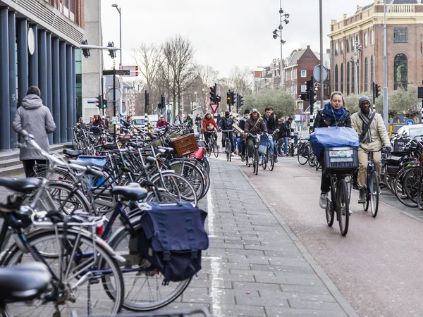 AMSTERDAM, PAYS-BAS, le 30 mars 2016. Vue urbaine. Les cyclistes descendent la rue — Photo