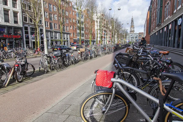 AMSTERDAM, PAÍSES BAJOS 30 DE MARZO DE 2016. Vista urbana. Las bicicletas están aparcadas en la calle de la ciudad —  Fotos de Stock