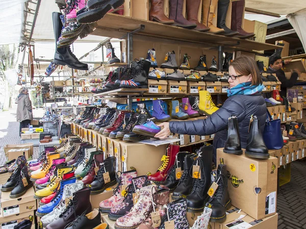 AMSTERDAM, PAÍSES BAJOS 30 DE MARZO DE 2016. Venta de calzado moderno y elegante en un mercadillo — Foto de Stock