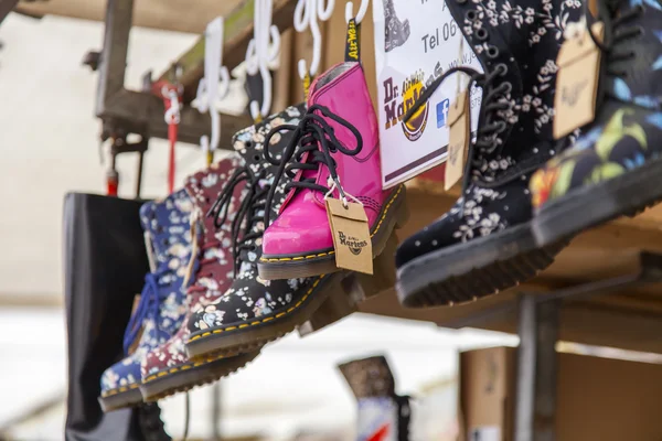 Amsterdam, Niederlande am 30. März 2016. Verkauf moderner, stilvoller Schuhe auf einem Flohmarkt — Stockfoto