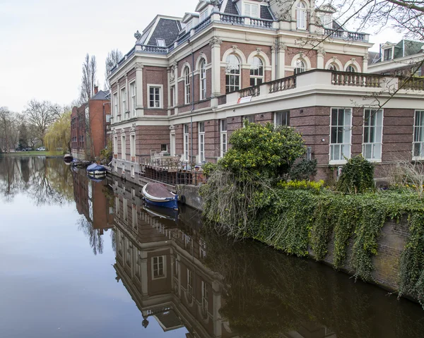 Amsterdam, Nizozemsko na 31 březnu 2016. Typický městský pohled na jaře. Kanál a budovy stavby Xvii a Xviii na nábřežích. — Stock fotografie