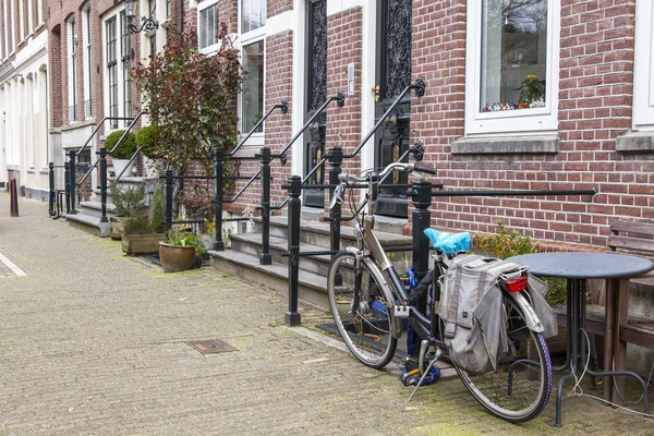 Amsterdam, Hollanda 31 Mart 2016 tarihinde. Kentsel görünüm. Bisikletler bir evin verandasının yakınına park edilmiş.