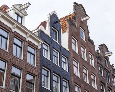 Amsterdam, Hollanda üzerinde 31 Mart 2016. Tipik mimari detaylarını evler XVII-XVIII İnşaat