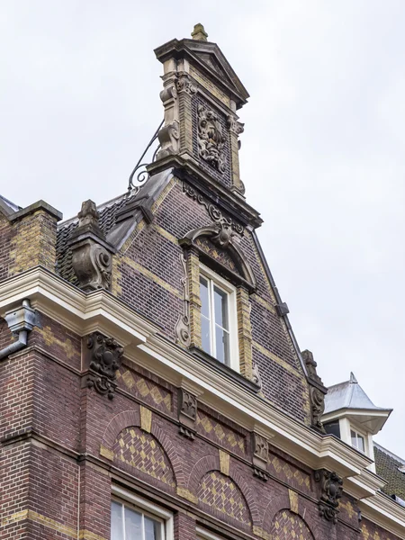 AMSTERDAM, NETHERLANDS on MARCH 31, 2016. Typical architectural details of houses XVII-XVIII of construction — Stock Photo, Image