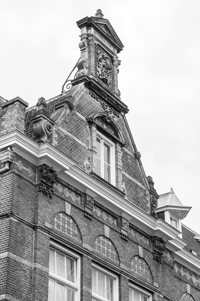 AMSTERDAM, PAÍSES BAJOS 31 DE MARZO DE 2016. Detalles arquitectónicos típicos de las casas XVII-XVIII de construcción — Foto de Stock