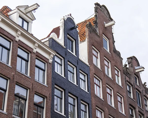 AMSTERDAM, NETHERLANDS on MARCH 31, 2016. Typical architectural details of houses XVII-XVIII of construction — Stock Photo, Image