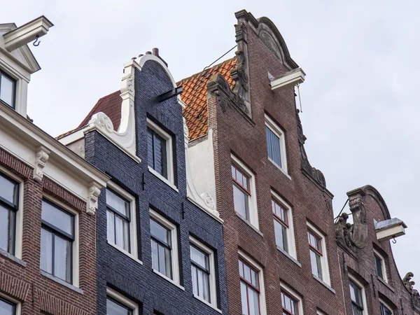 Amsterdam, Nizozemsko na 31 březnu 2016. Typické architektonické detaily o domy Xvii-Xviii stavby — Stock fotografie