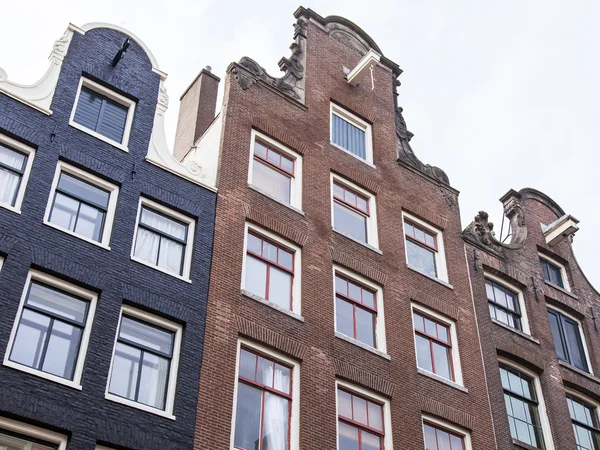 AMSTERDAM, NETHERLANDS on MARCH 31, 2016. Typical architectural details of houses XVII-XVIII of construction — Stock Photo, Image