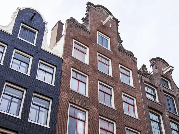 AMSTERDAM, PAÍSES BAJOS 31 DE MARZO DE 2016. Detalles arquitectónicos típicos de las casas XVII-XVIII de construcción — Foto de Stock