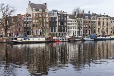 Amsterdam, Hollanda üzerinde 31 Mart 2016. Bahar tipik kent görünümünde. Kanal ve XVII-XVIII inşaat bentleri üzerinde binalar. Yüzen Banka Yakındaki