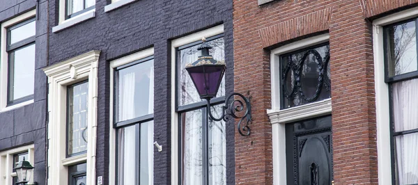 AMSTERDAM, NETHERLANDS on MARCH 31, 2016. Typical architectural details of houses XVII-XVIII of construction. — Stock Photo, Image