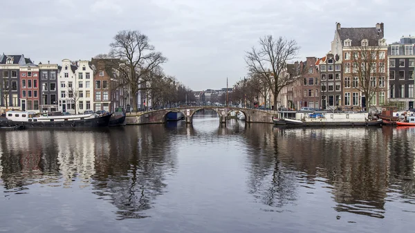 Amsterdam, Hollanda 31 Mart 2016 tarihinde. İlkbaharda tipik şehir manzarası. Köprü — Stok fotoğraf