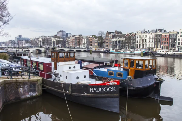 Amsterdam, Hollanda üzerinde 31 Mart 2016. Bahar tipik kent görünümünde. Amstel Nehri ve XVII-XVIII inşaat bentleri üzerinde binalar. Yüzen Banka Yakındaki — Stok fotoğraf