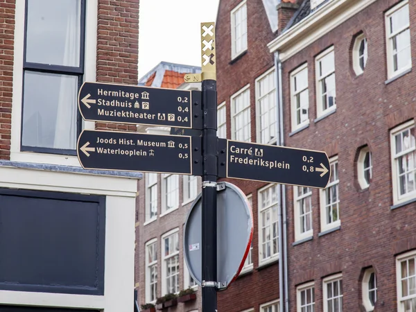 AMSTERDAM, PAYS-BAS, le 1er avril 2016. Éléments de navigation sur la rue de la ville — Photo