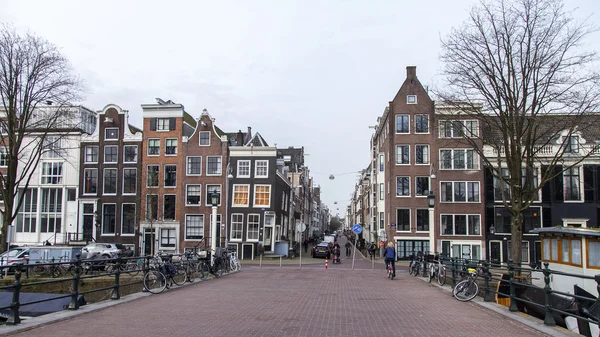 AMSTERDAM, NETHERLANDS on March 31, 2016. Типичный вид на город весной . — стоковое фото