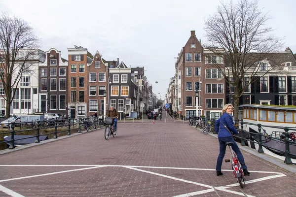 Amsterdam, Nederland op 31 maart 2016. Typisch stedelijke weergave in het voorjaar. — Stockfoto